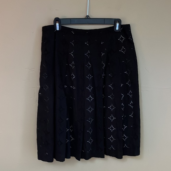 Banana Republic Factory | Eyelet pleated skirt | Black | Size 6 - Picture 2 of 6